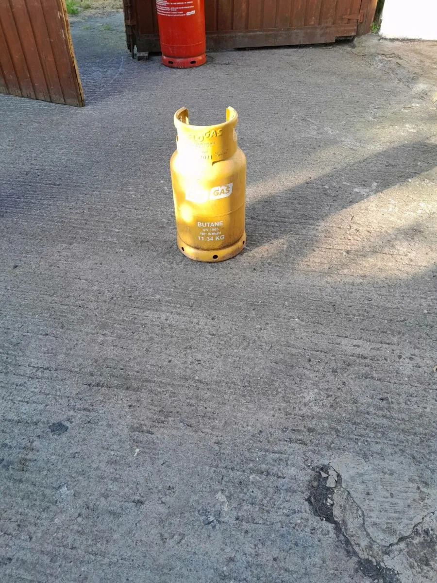 Gas cylinders - Image 1