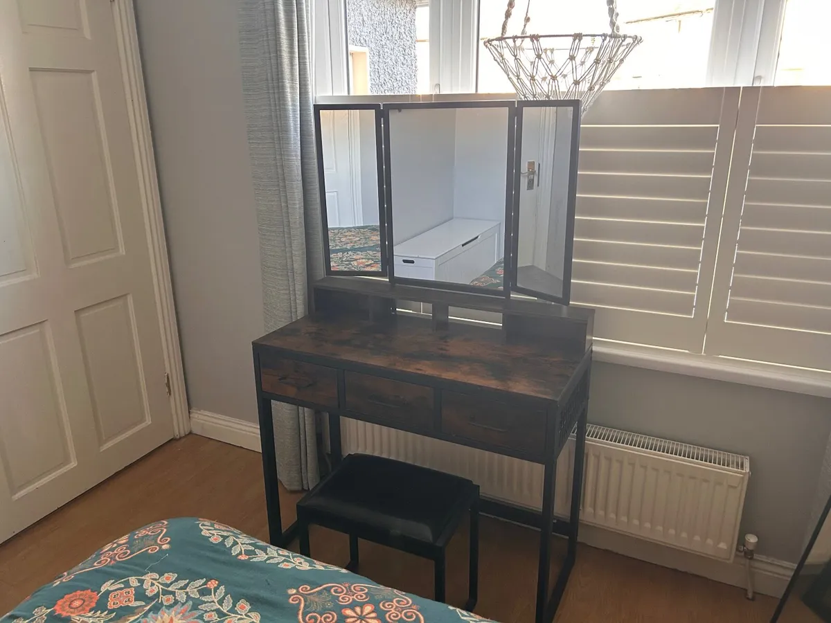 Vanity table/dressing table - Image 1