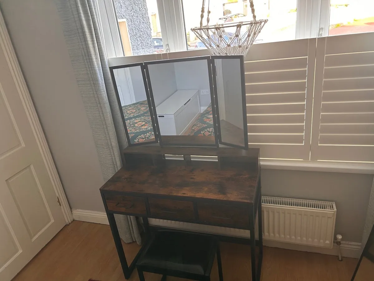 Vanity table/dressing table - Image 3