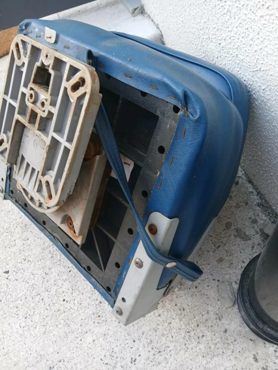 Boat seat and clamp - Image 2