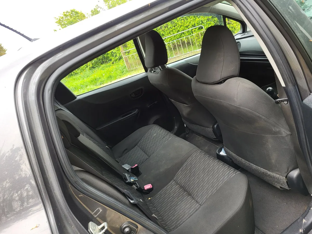 Toyota Yaris 2012 - Image 3
