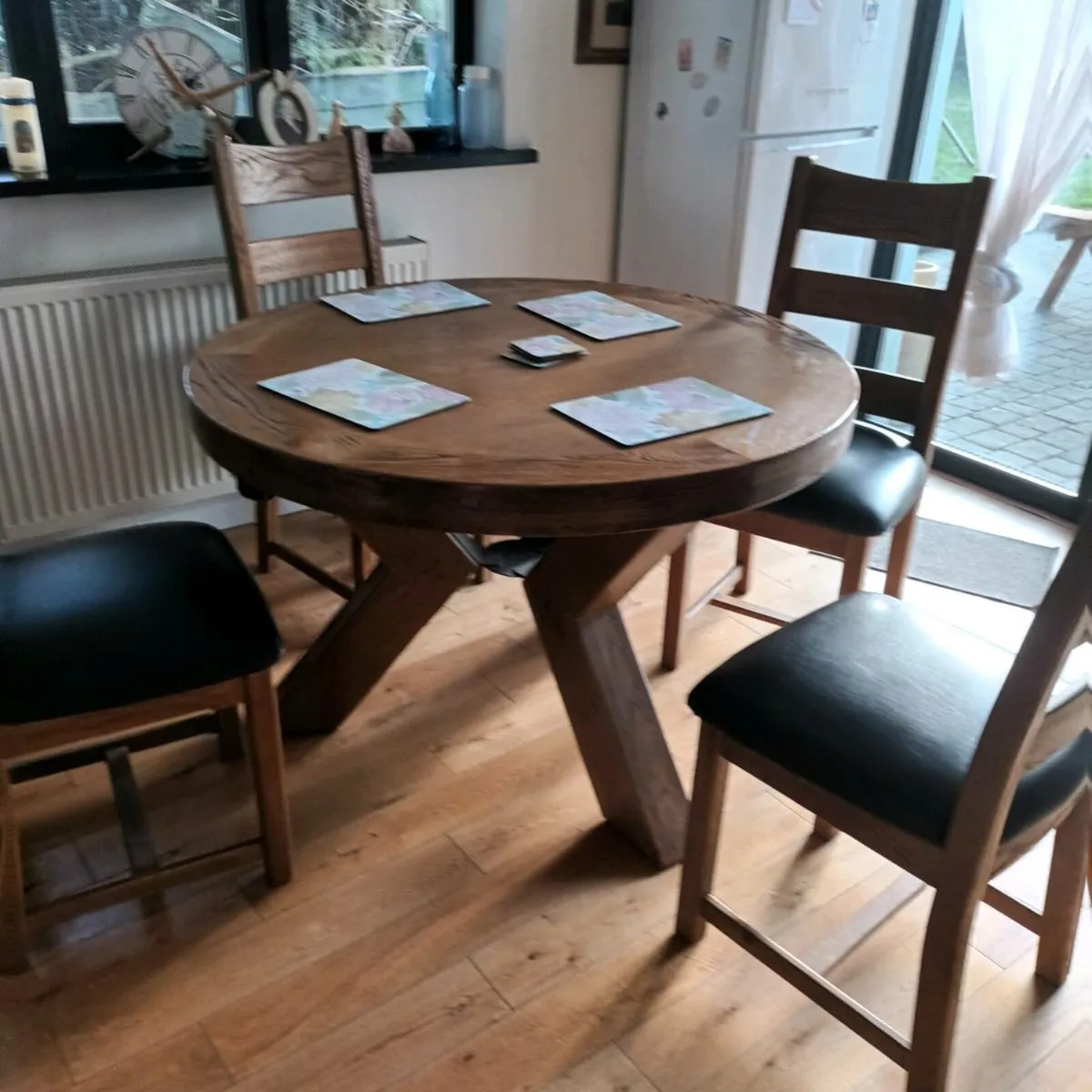 Table and chairs - Image 2