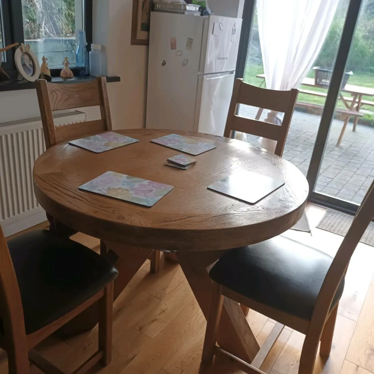 Table and chairs - Image 3