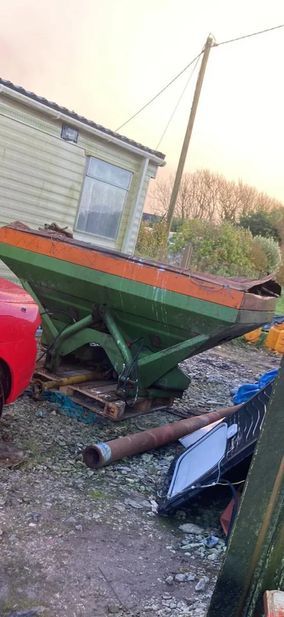 Fertilizer spreader
