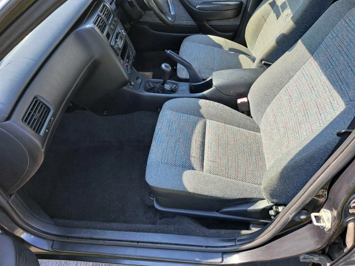 Toyota carina e - Image 4