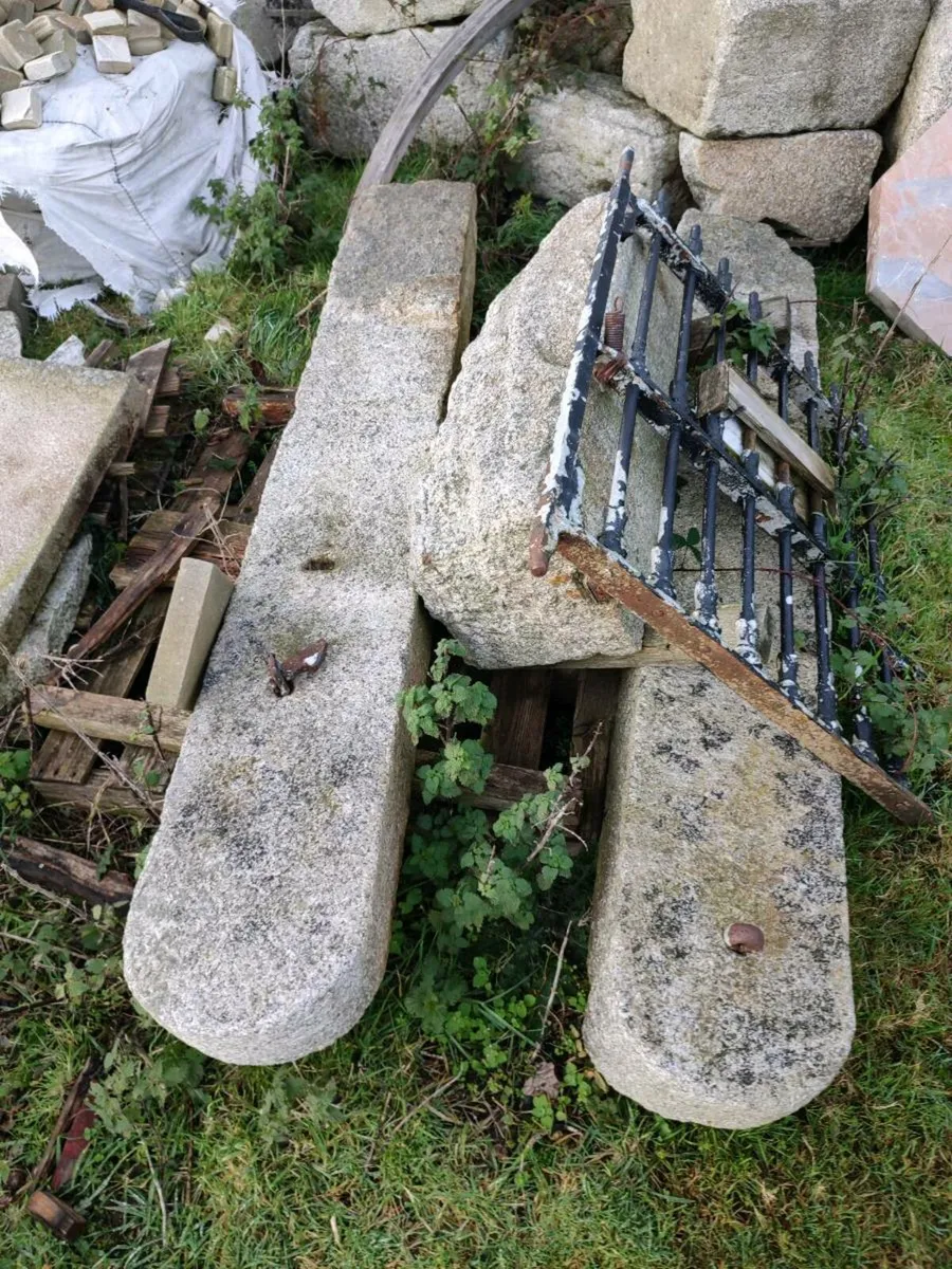 Granite post - Image 1