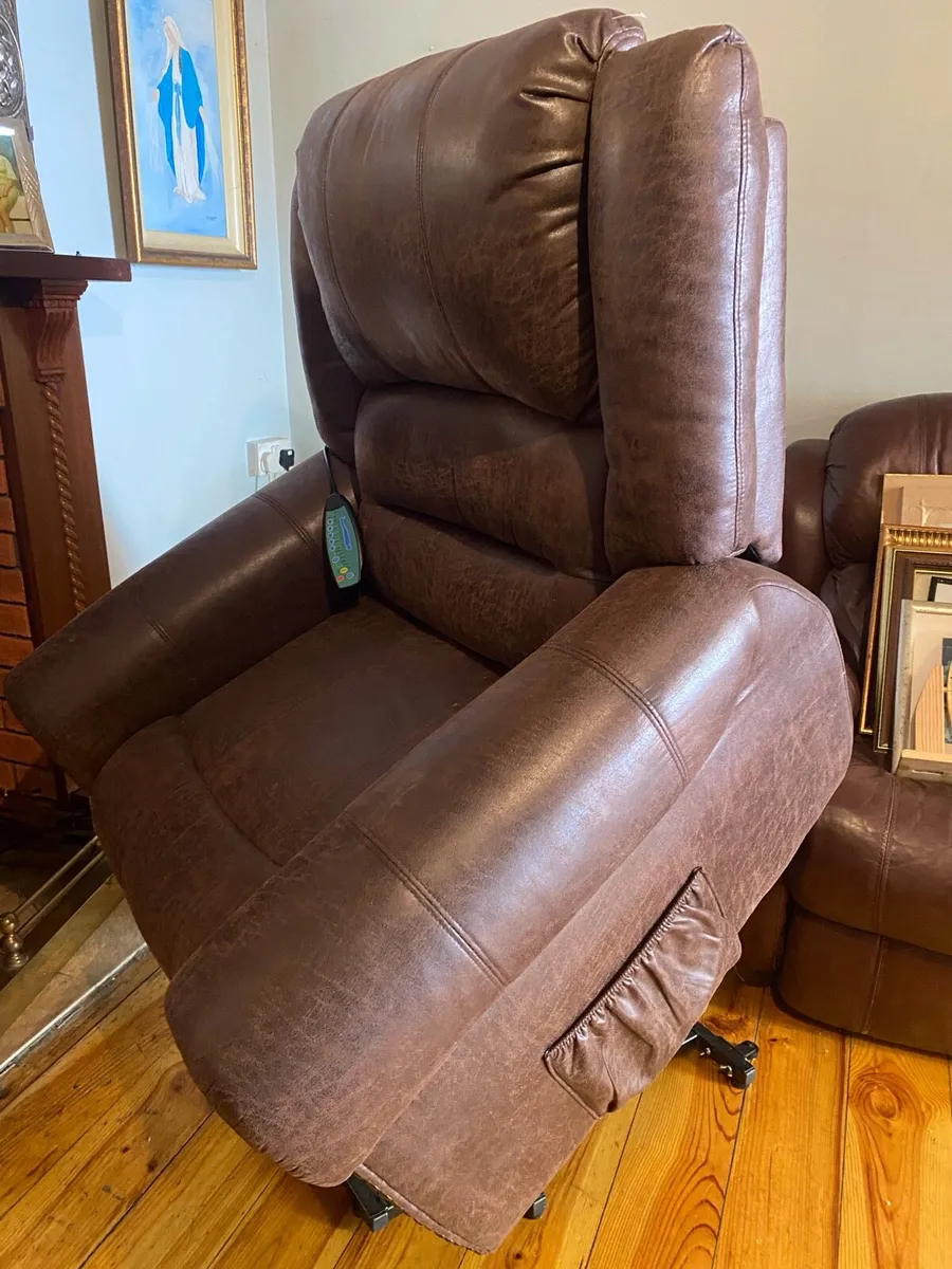 Riser recliner faux leather armchair - Image 4