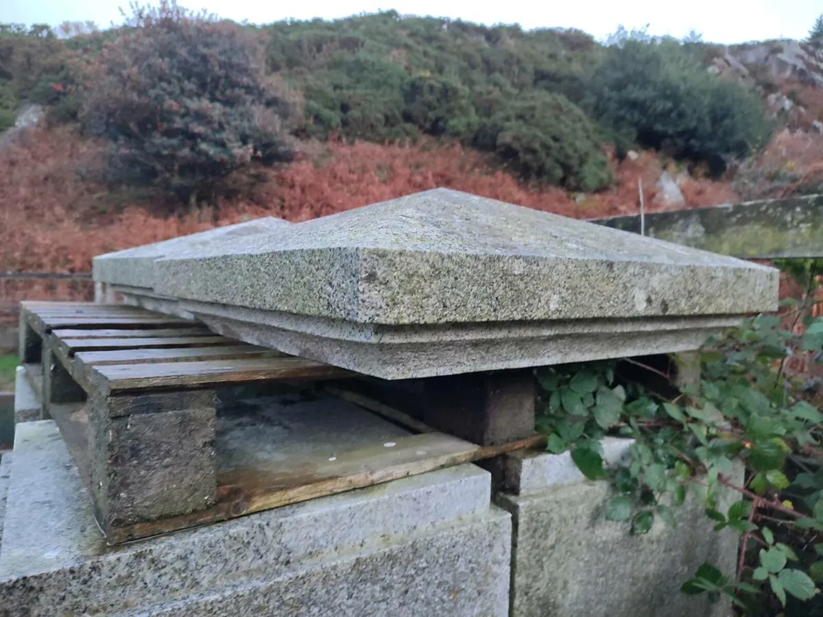 Granite gate piers and caps - Image 1