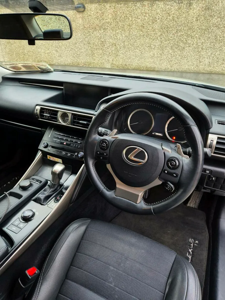 Lexus is300h - Image 2