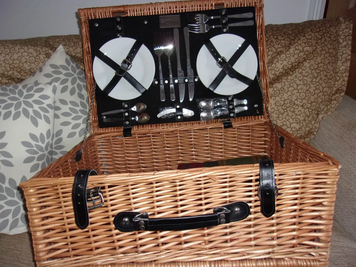 PICNIC BASKET   LIKE  NEW