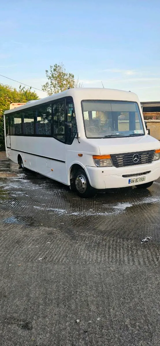 33 seats  Mercedes - Image 2