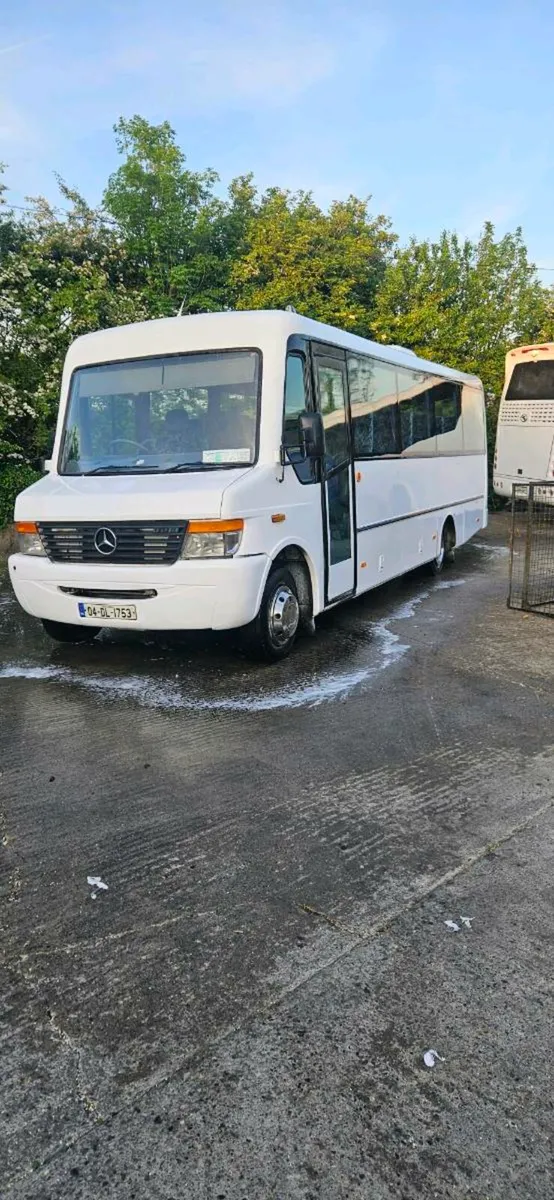 33 seats  Mercedes - Image 3