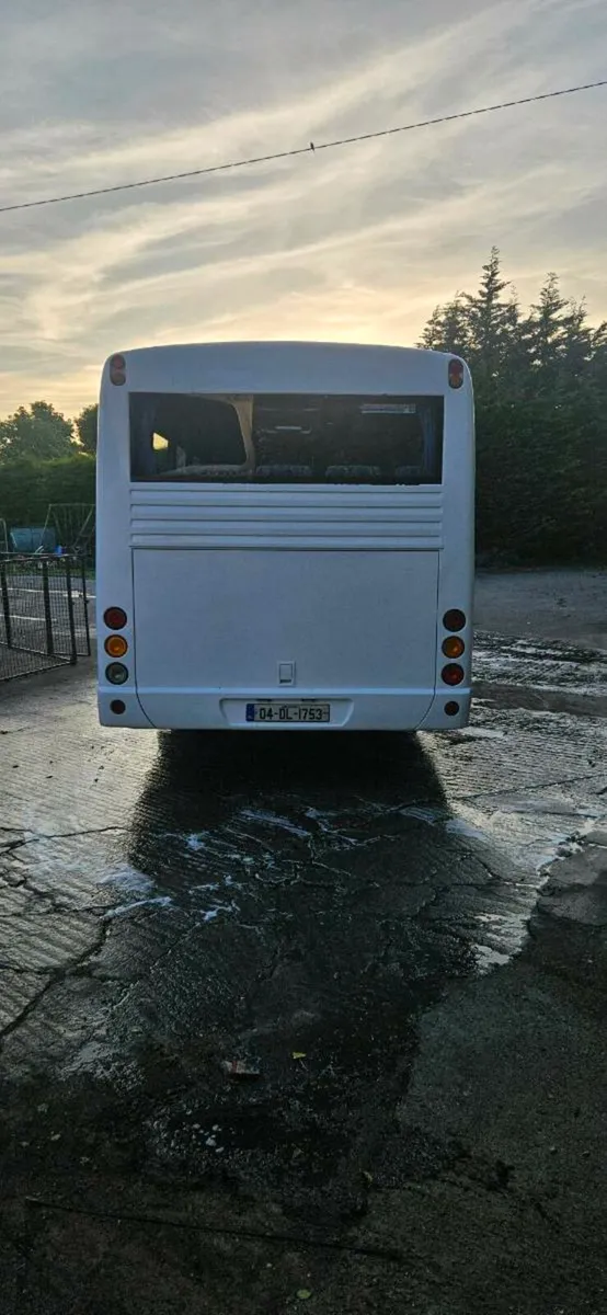 33 seats  Mercedes - Image 4
