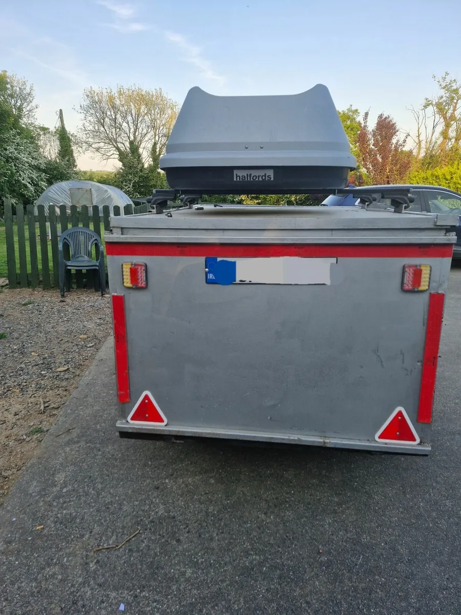 Camping trailer with roof box - Image 1