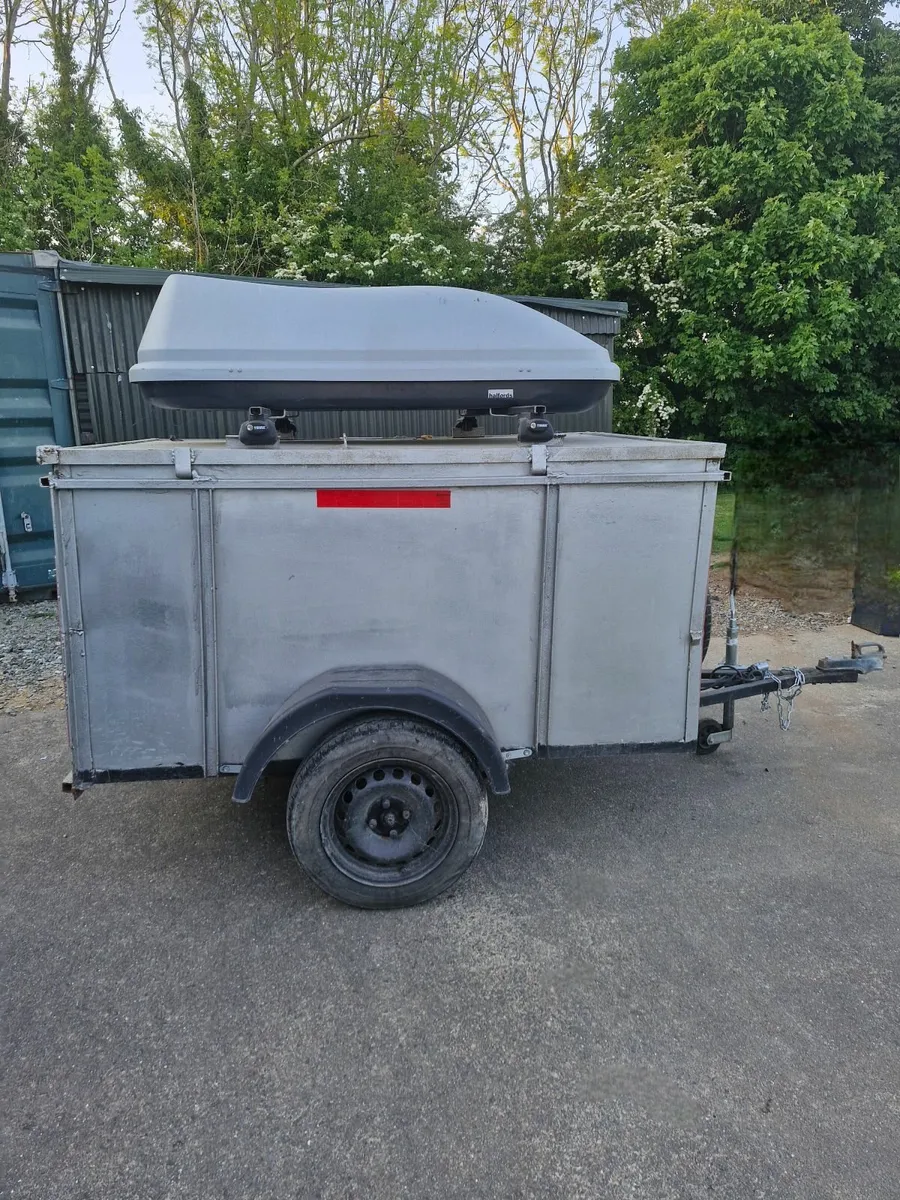 Camping trailer with roof box - Image 2