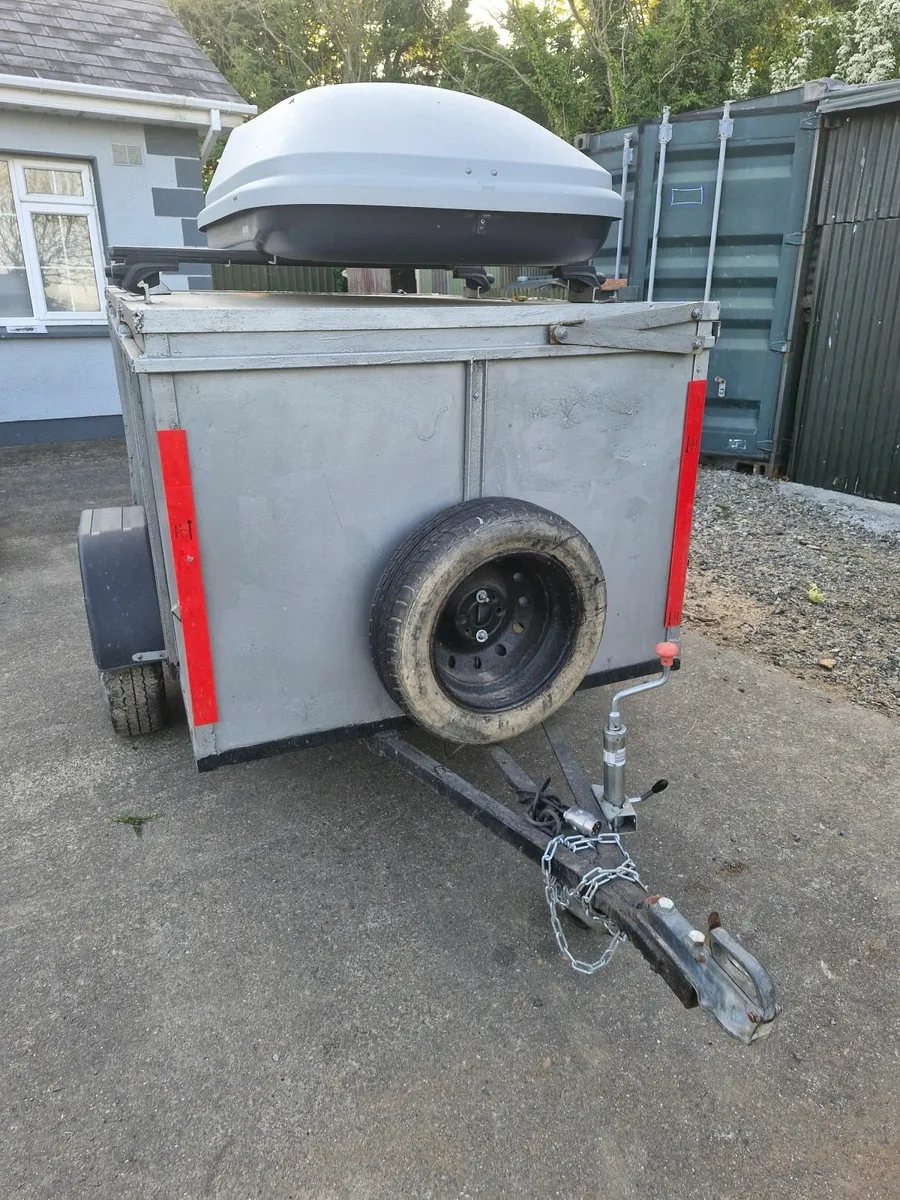 Camping trailer with roof box - Image 3