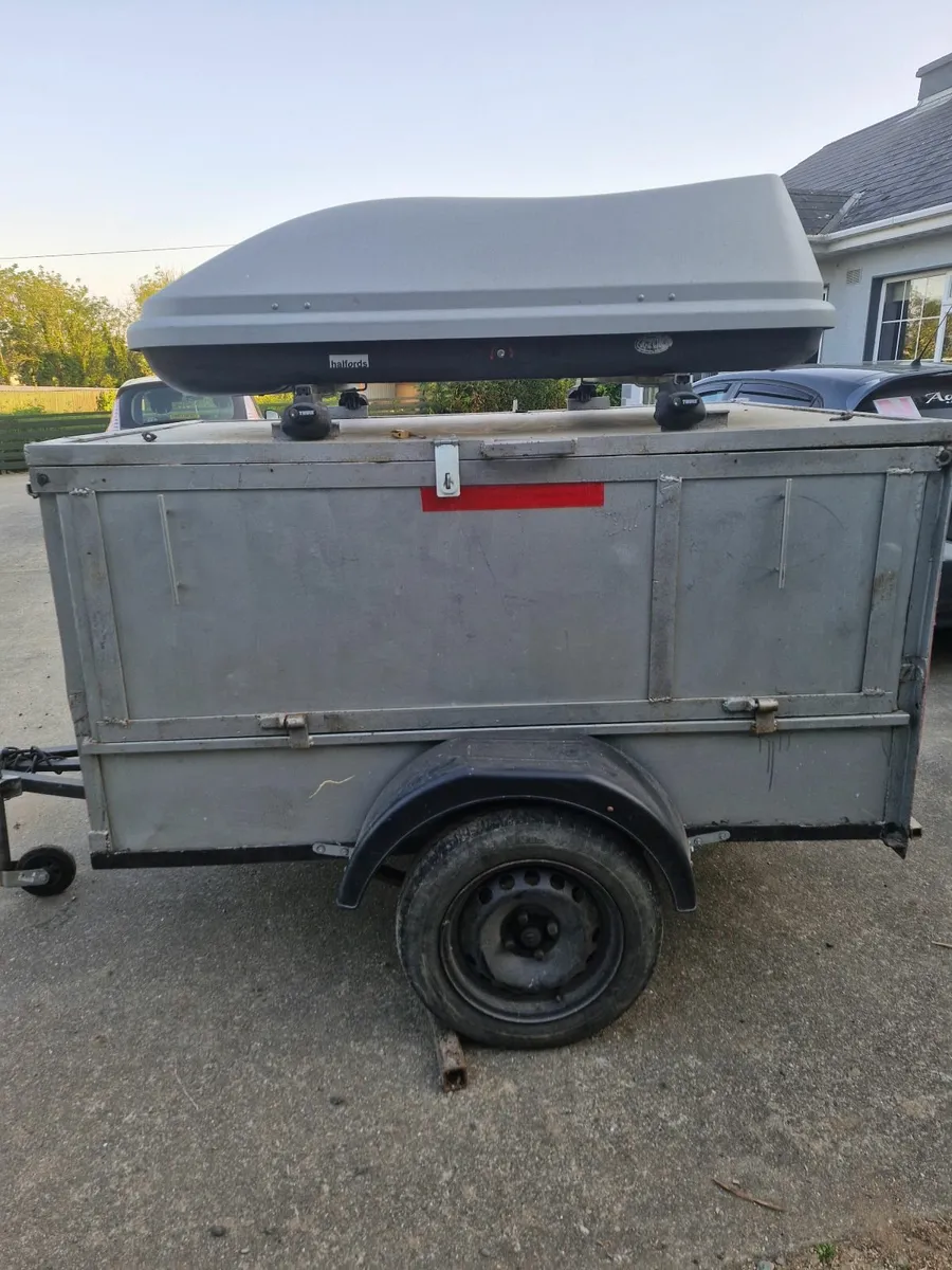 Camping trailer with roof box - Image 4