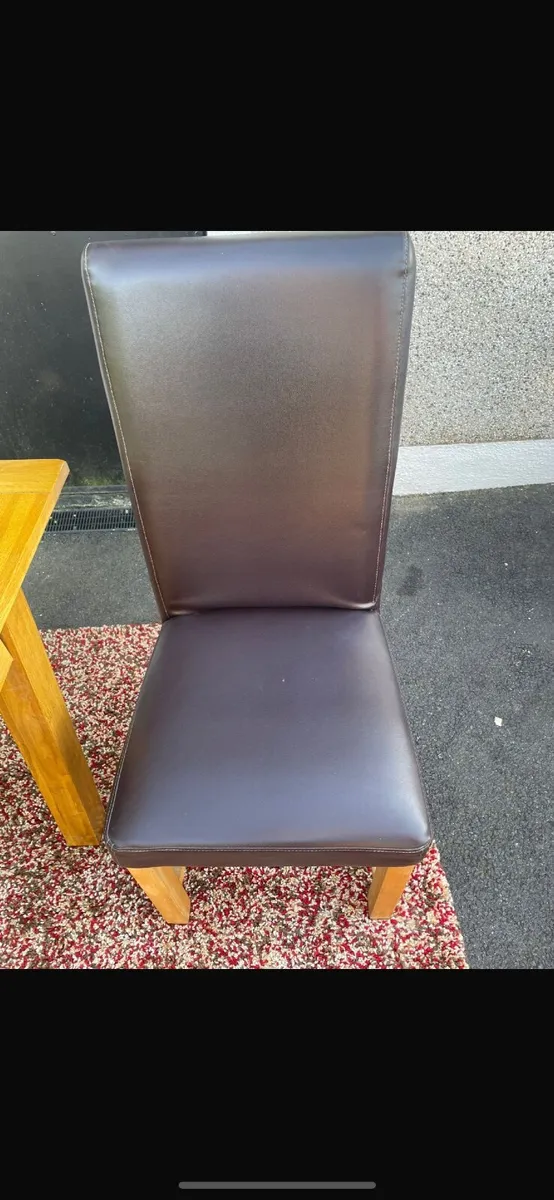 Table and chairs - Image 1