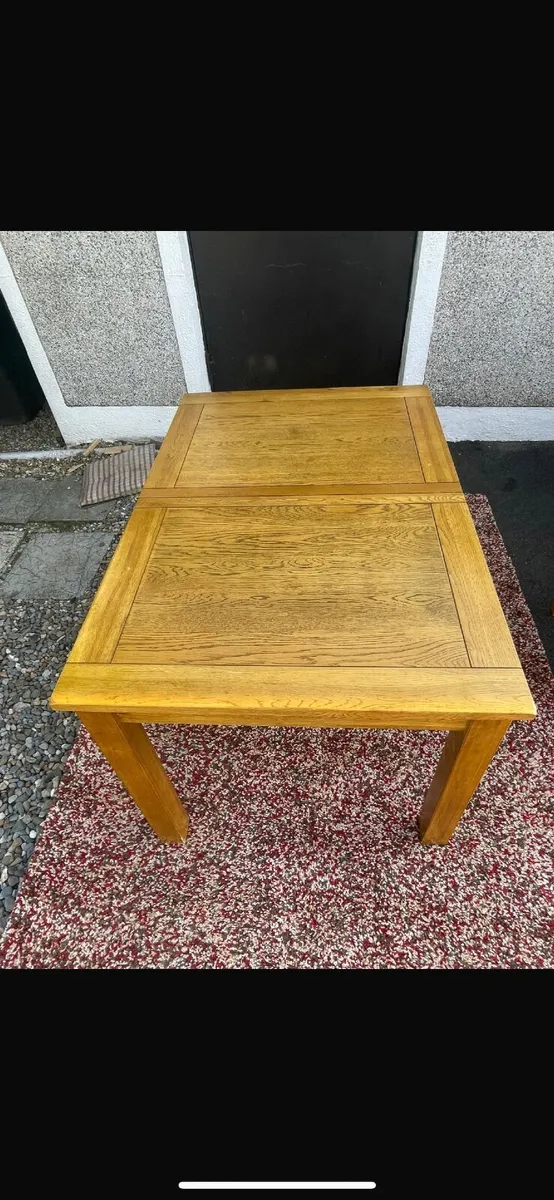 Table and chairs - Image 3