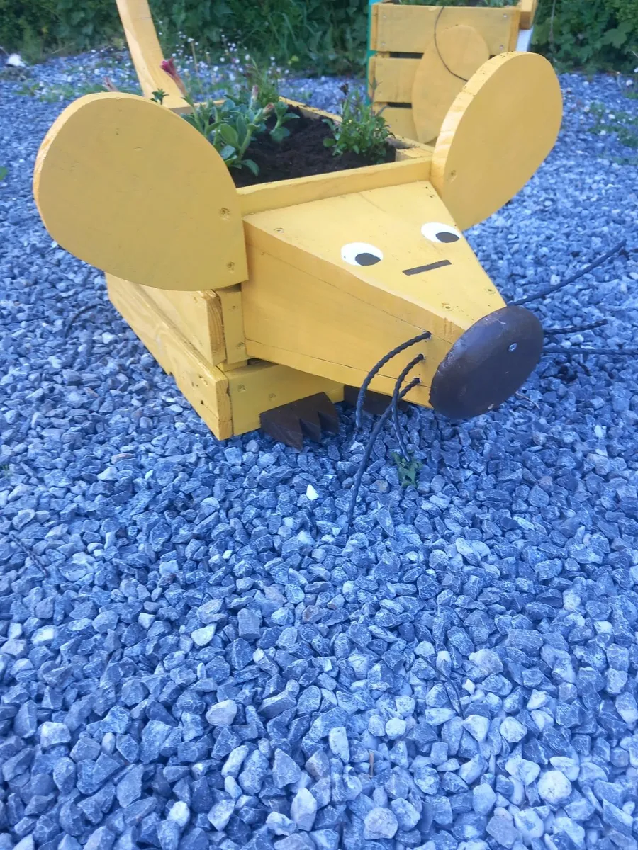 Garden ornaments with flowers - Image 4