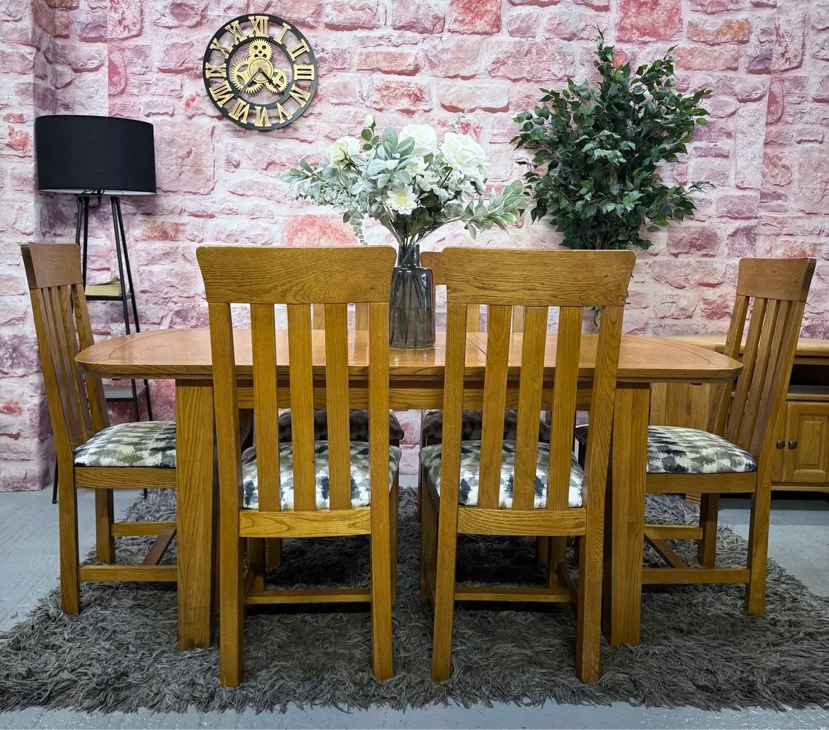 Extending oak kitchen table & 6 chairs/dining set - Image 1