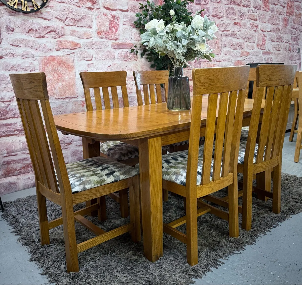 Extending oak kitchen table & 6 chairs/dining set - Image 2