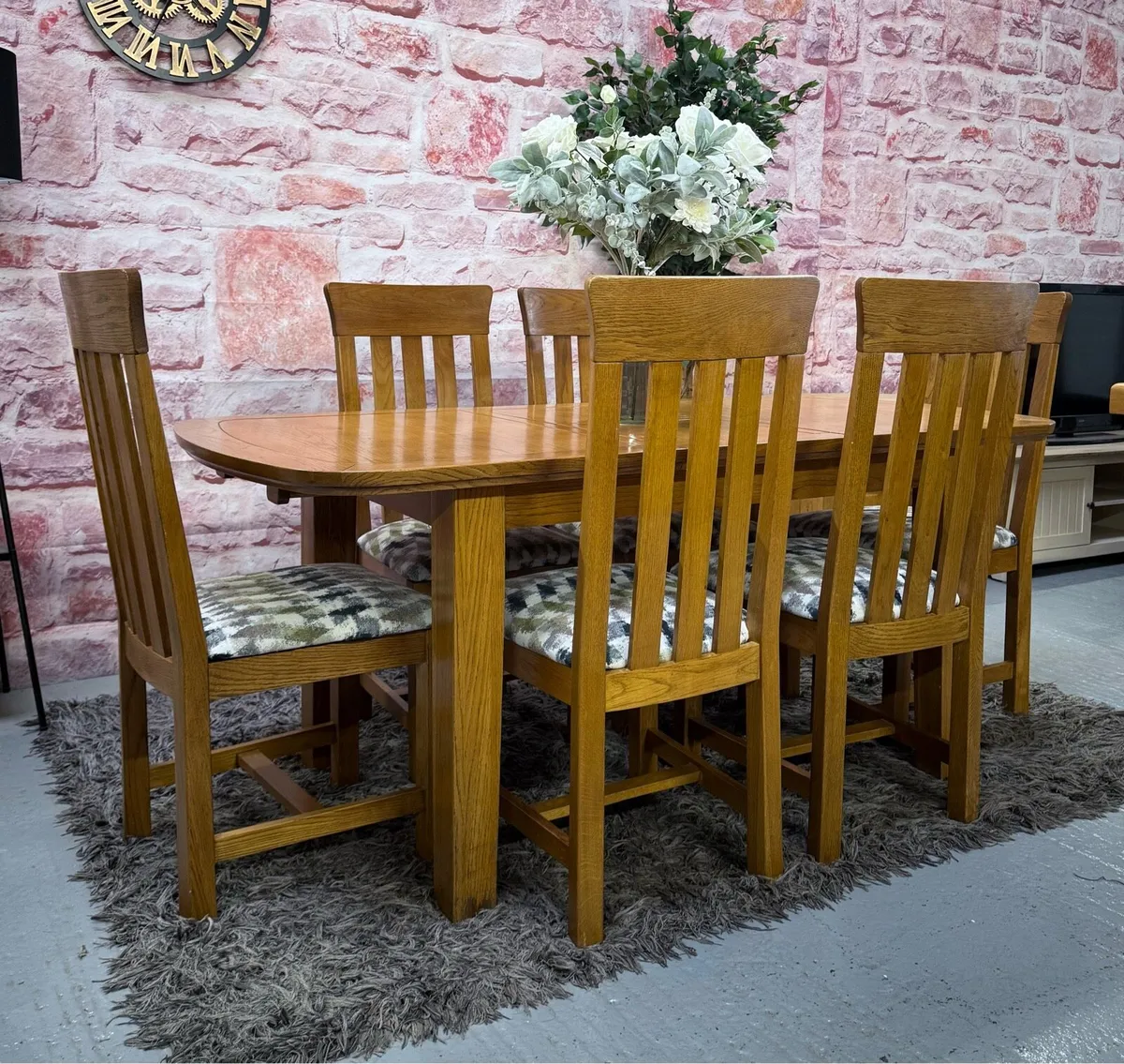 Extending oak kitchen table & 6 chairs/dining set - Image 3