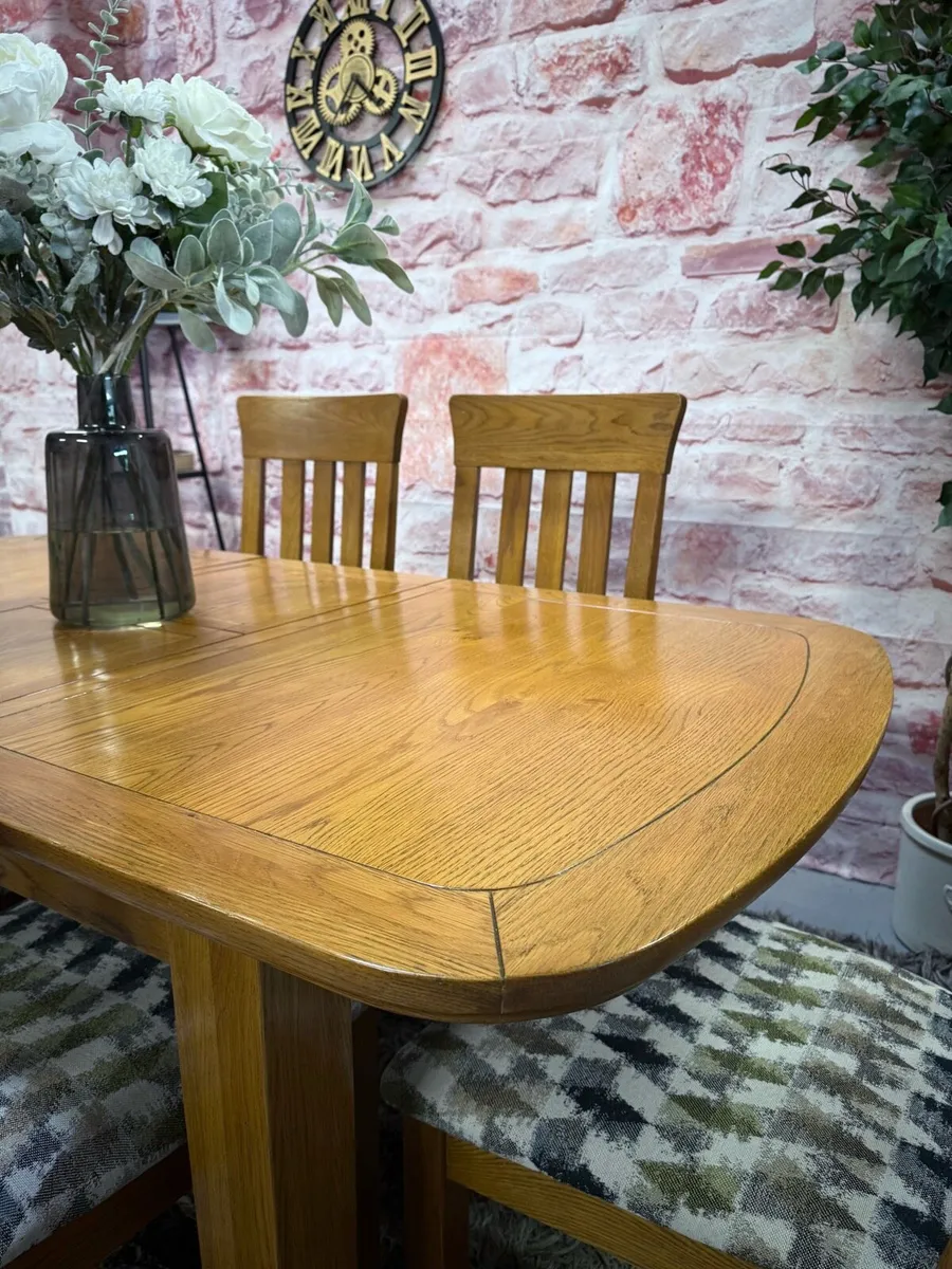 Extending oak kitchen table & 6 chairs/dining set - Image 4