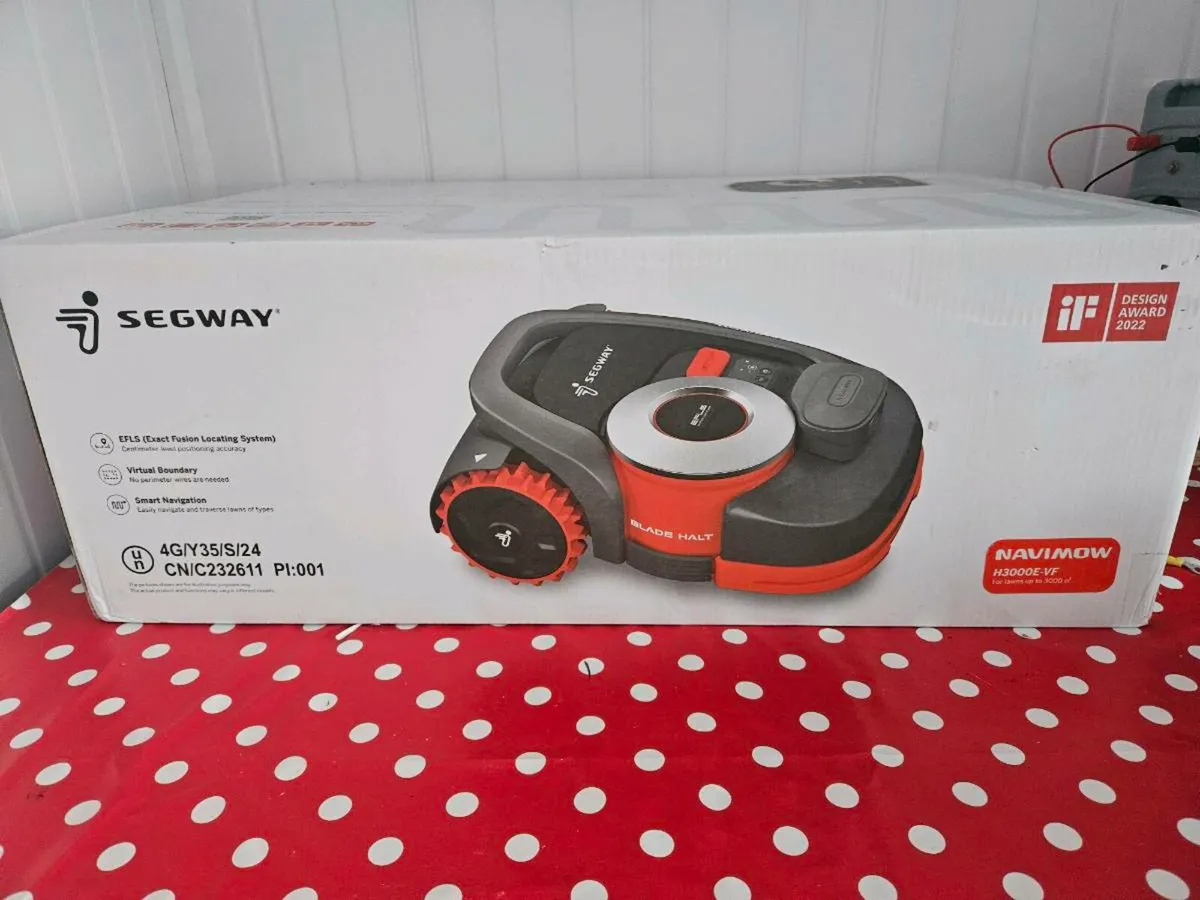 Robot lawn mower and Garage - Image 1
