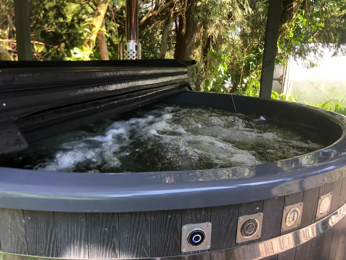 Luxury Hot Tub - Image 3