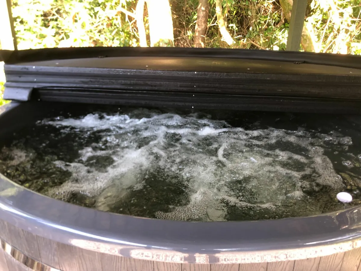 Luxury Hot Tub - Image 4