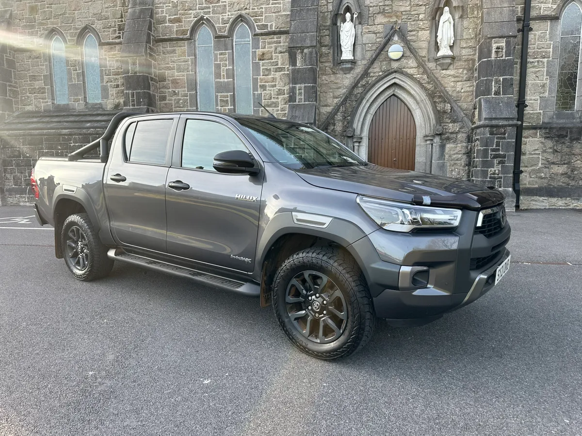 2021 Toyota Hilux Invincible x - Image 2