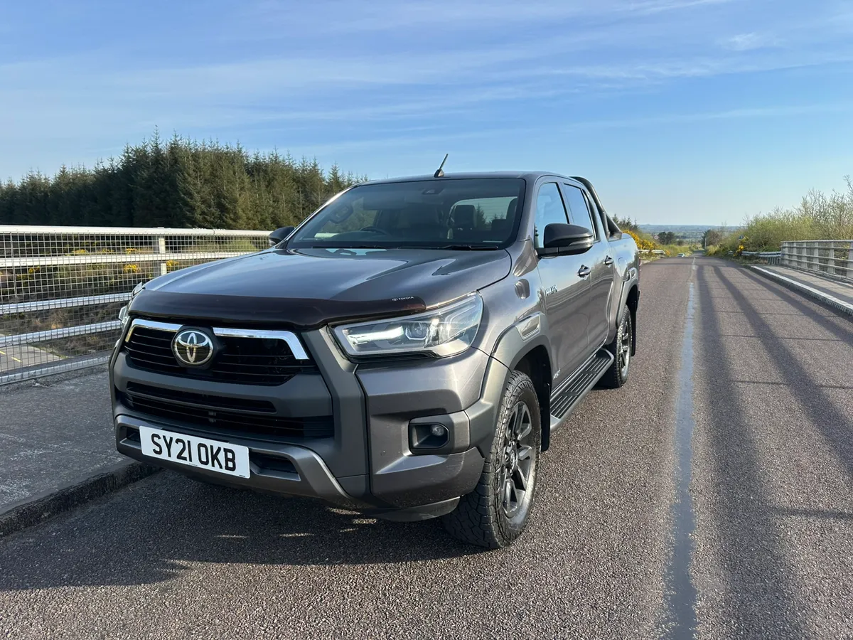 2021 Toyota Hilux Invincible x - Image 3