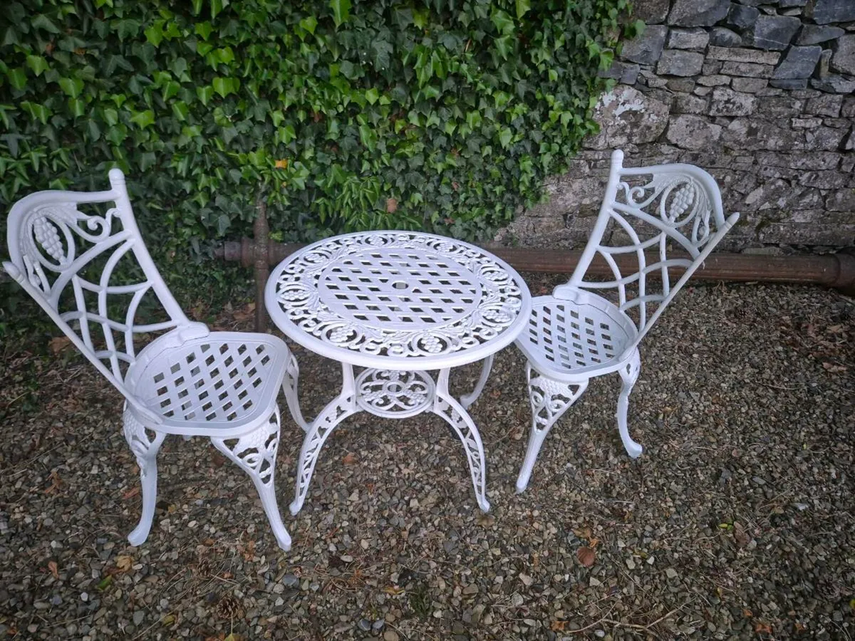 Table and chairs - Image 1