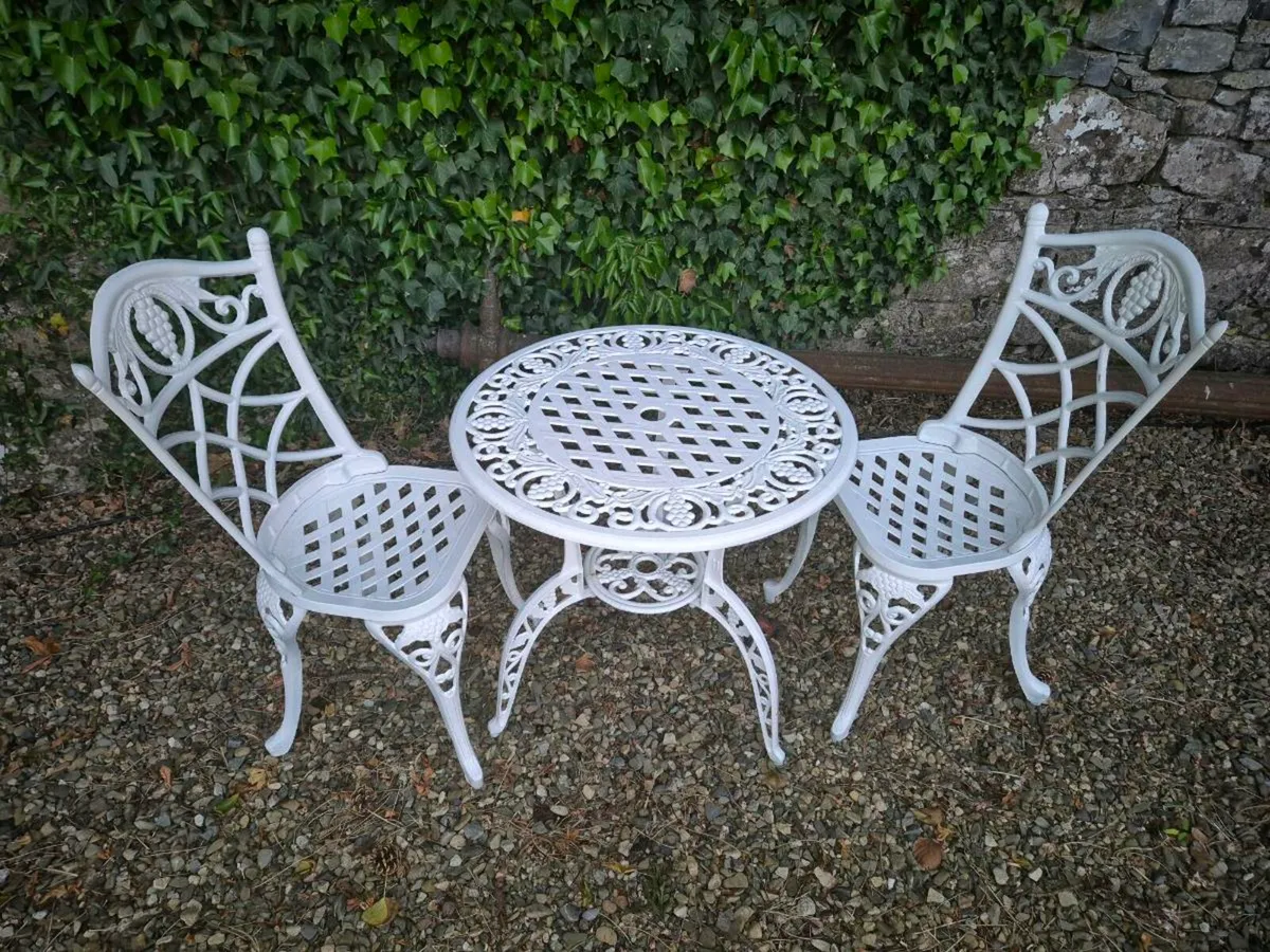 Table and chairs - Image 2