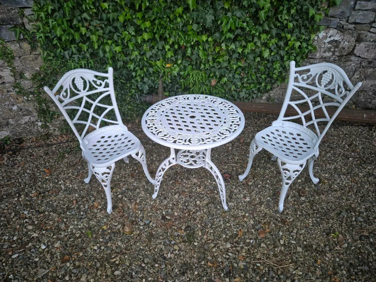 Table and chairs - Image 3