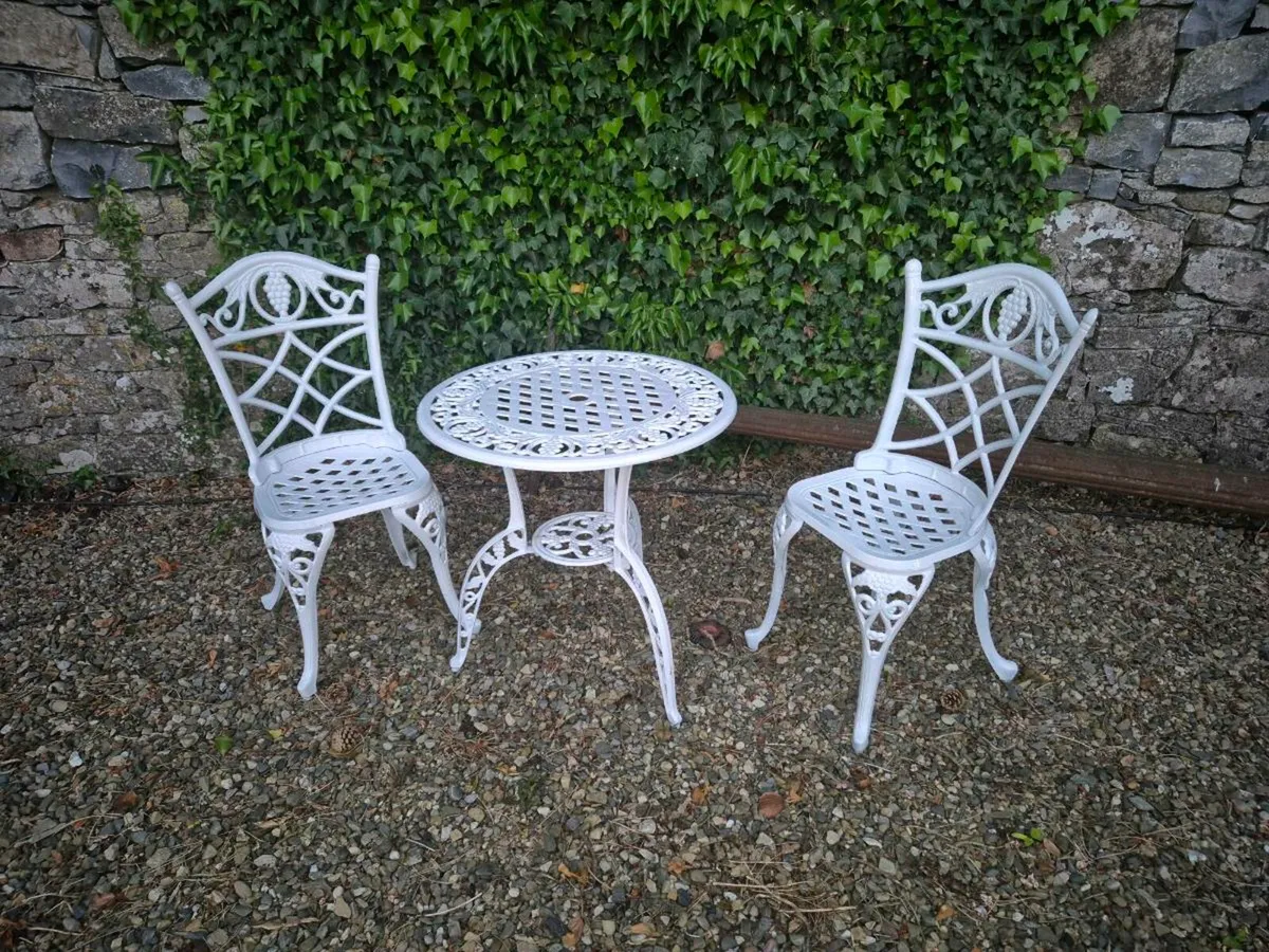 Table and chairs - Image 4