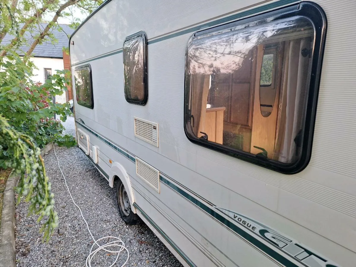 Abbey GTS Vogue 415 - 4 berth fixed bed - Image 4