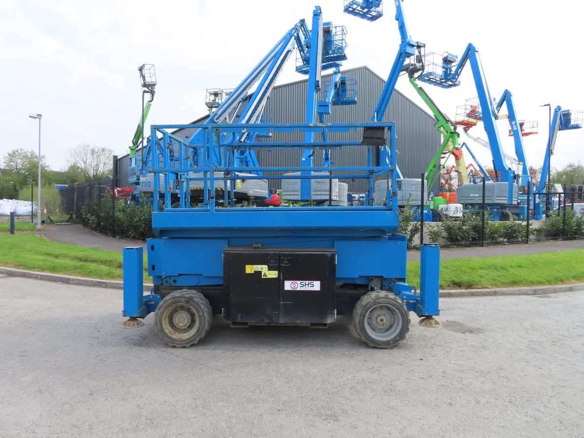 Genie 3369RT Diesel Scissor Lift 2015 - Image 1