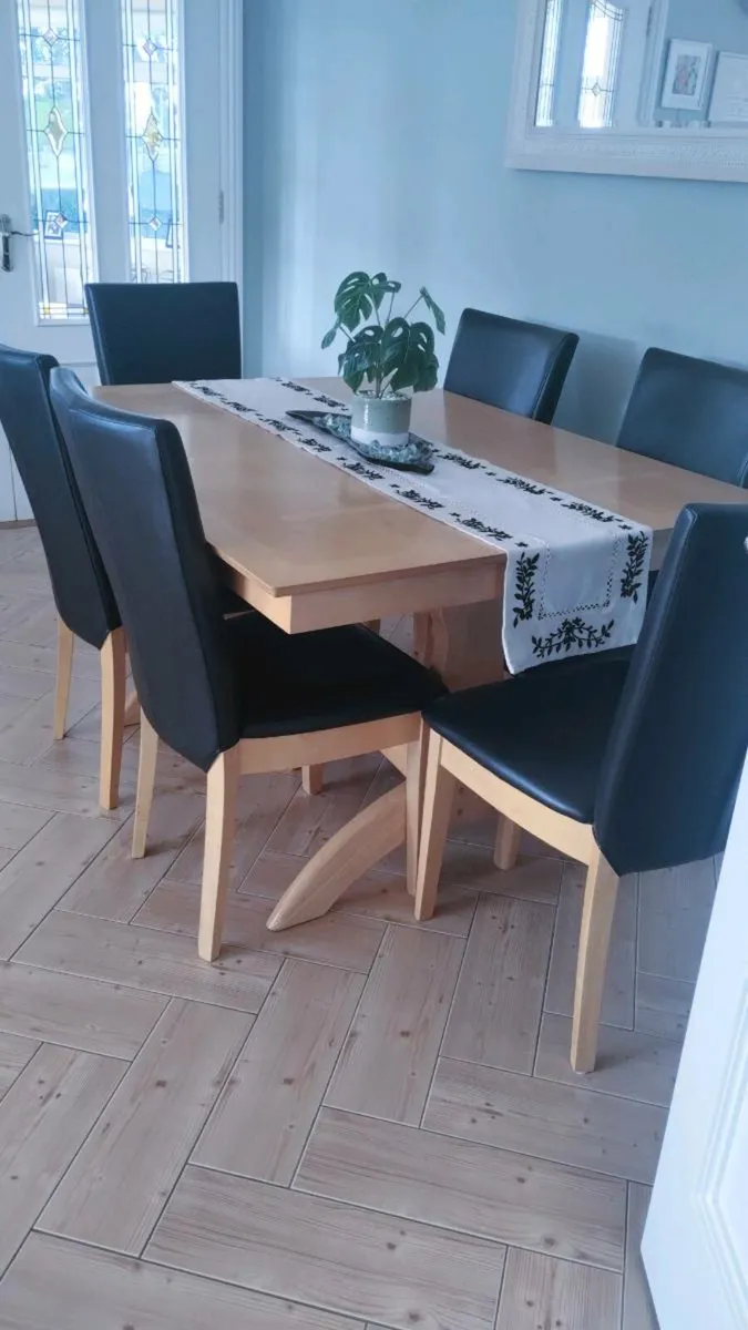 Table and chairs - Image 1