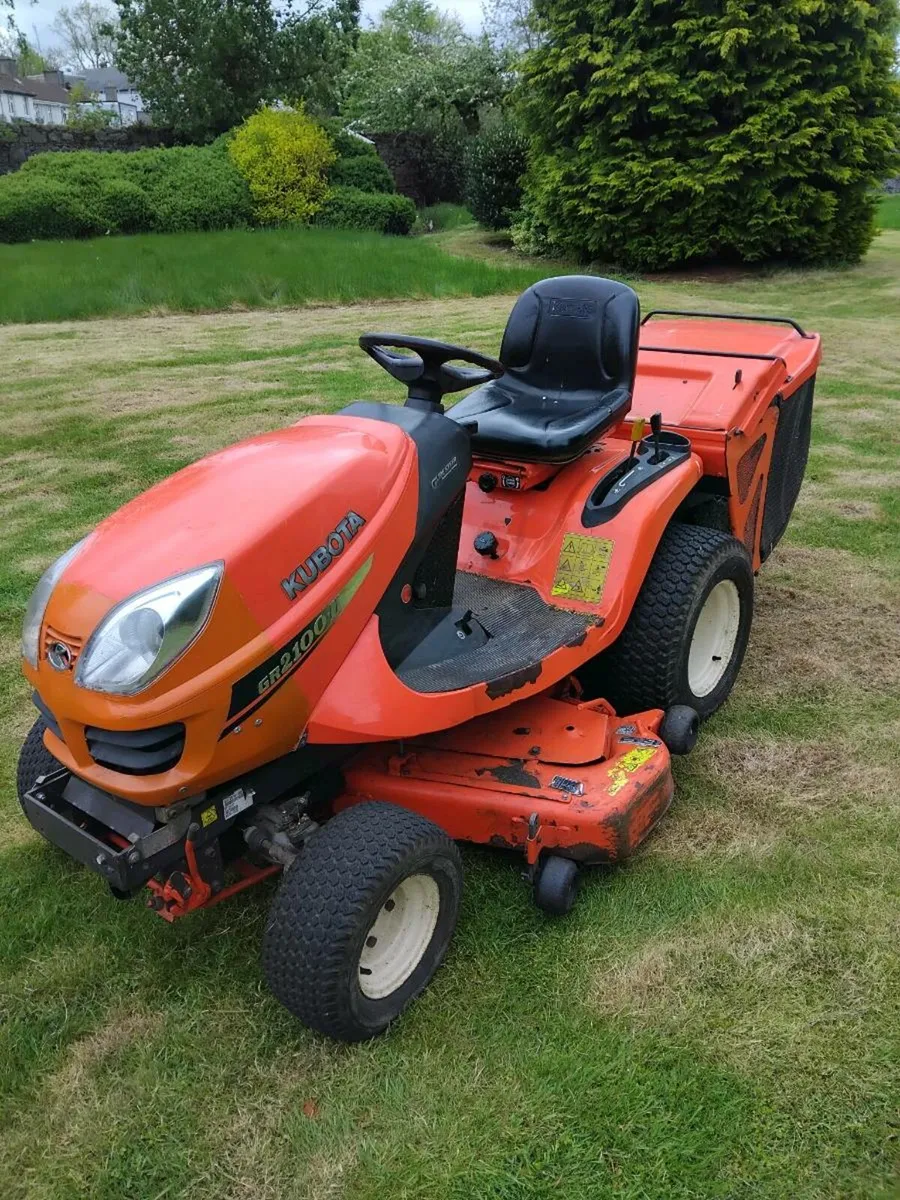 Ride on lawnmower - Image 1