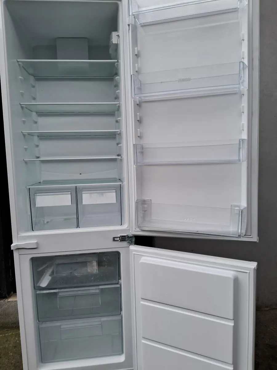6 MOUNTH OLD INTEGRETED FRIDGE AND FREEZER - Image 4