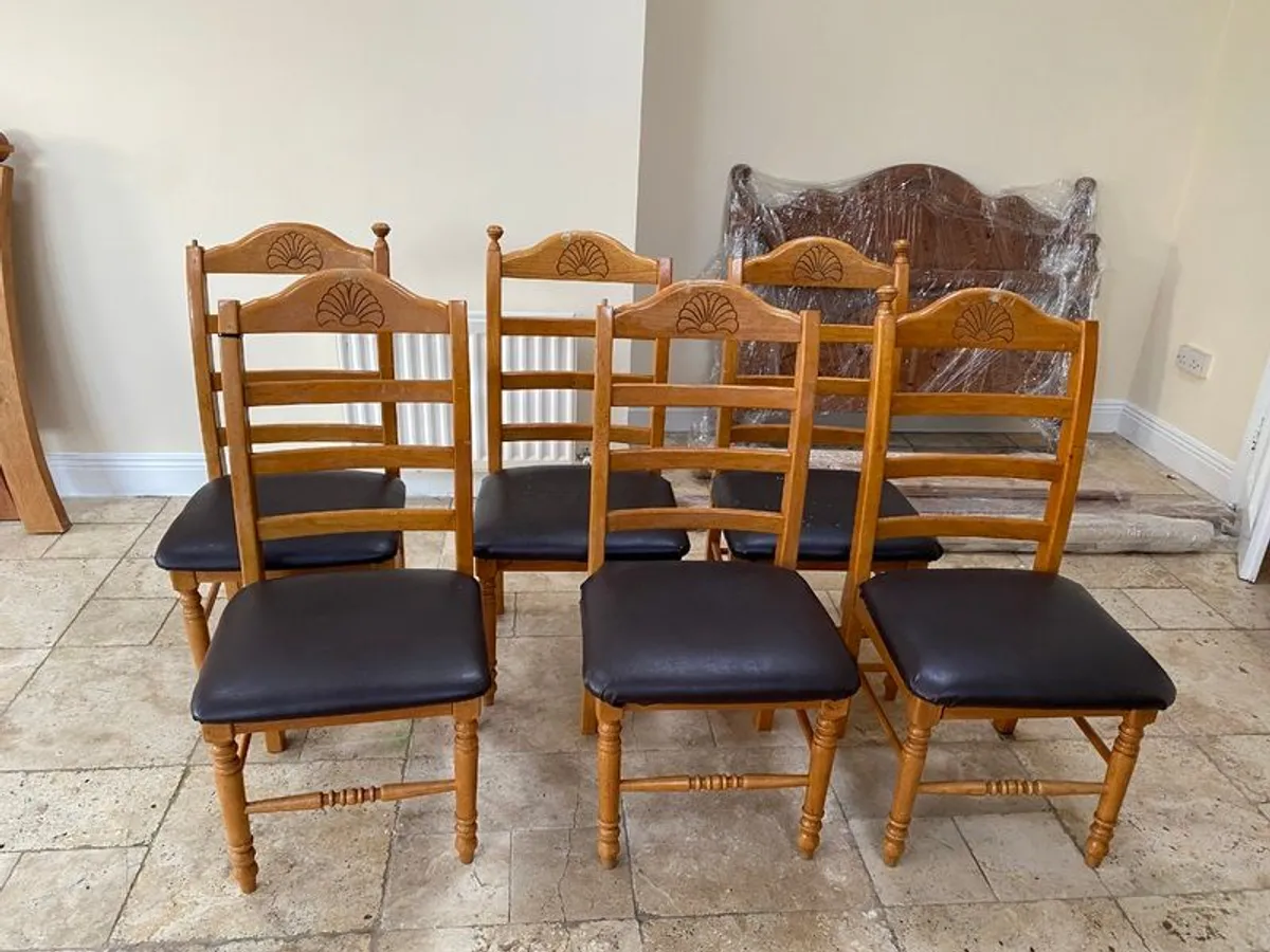 Kitchen table and chairs - Image 2