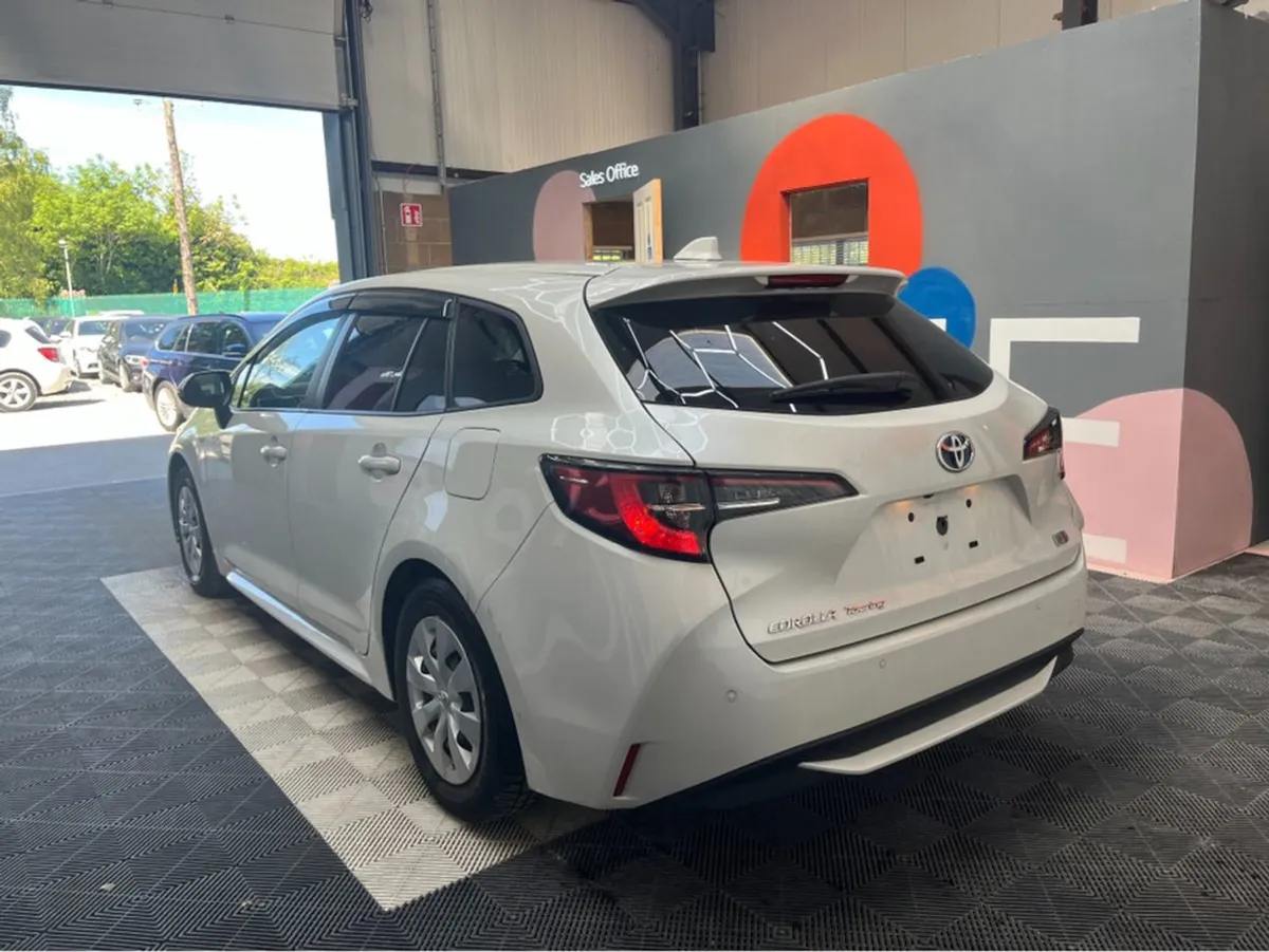 Toyota Corolla 1.8 Hyrbid / 110k KMs / Reverse Ca - Image 4