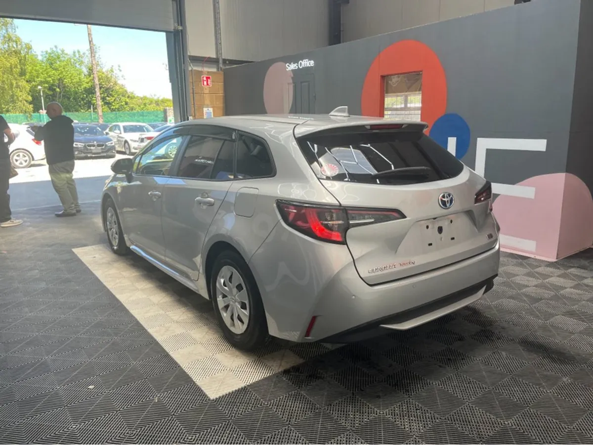 Toyota Corolla 1.8 Hyrbid / Reverse Camera Adapti - Image 4