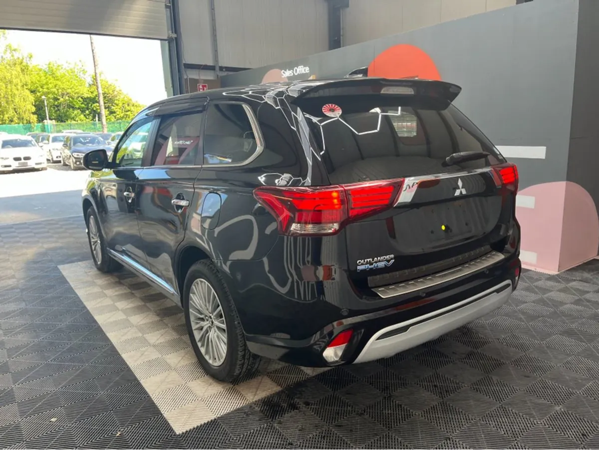 Mitsubishi Outlander 2.4 Hyrbid / Reverse Camera - Image 4
