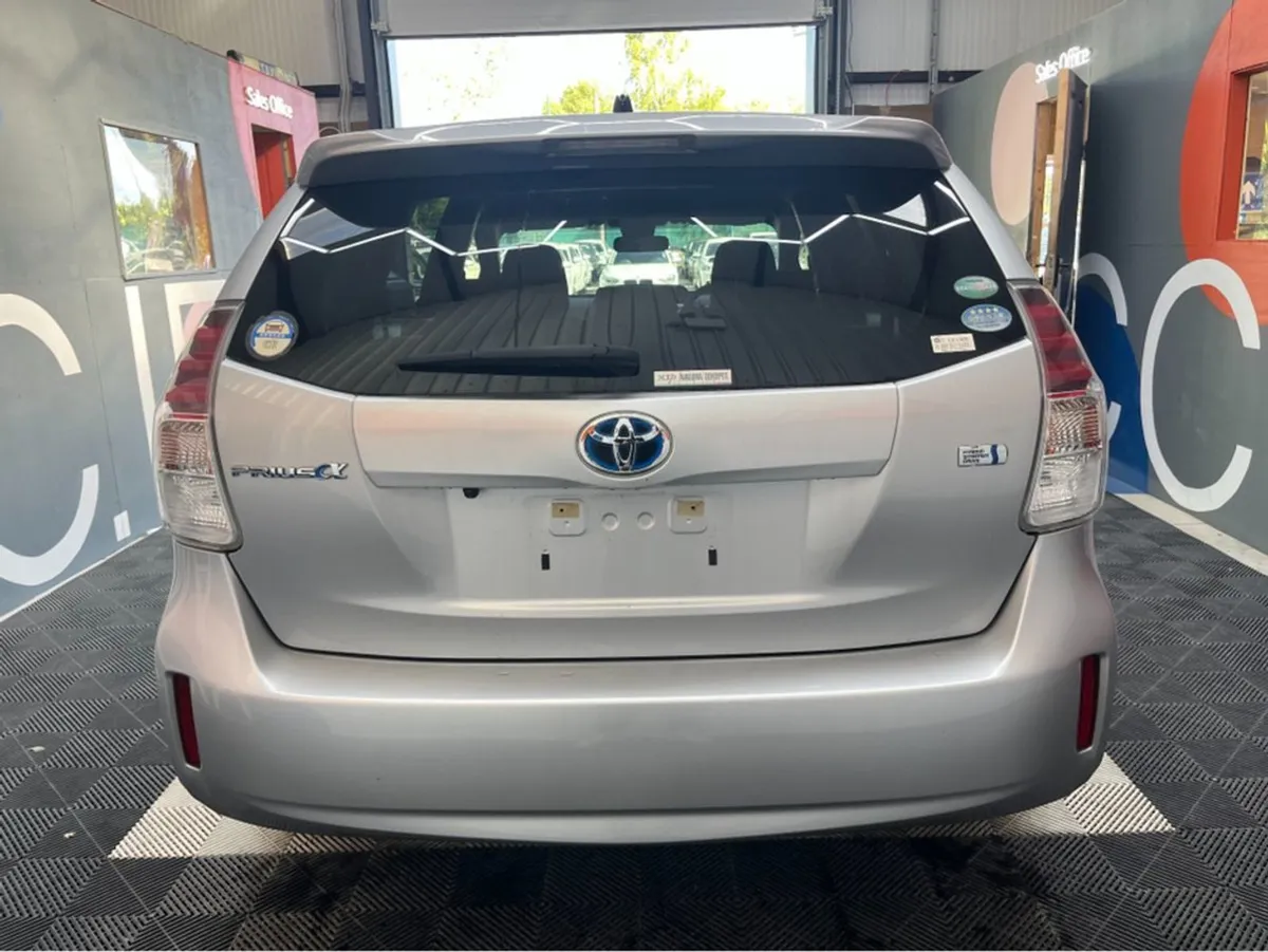 Toyota Prius 1.8 Hyrbid / 33k KMs / Reverse Camer - Image 4