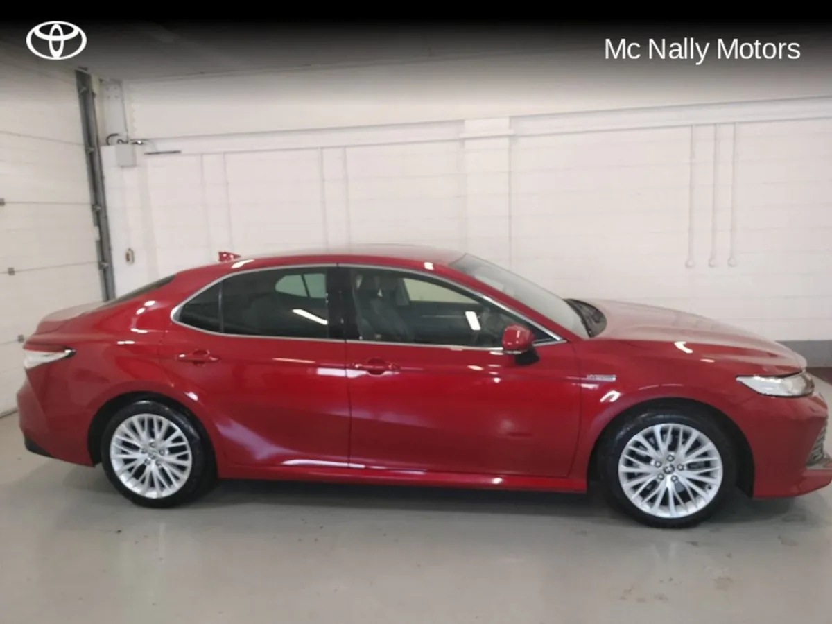 Toyota Camry Hybrid Platinum TOP Spec Low KMS - Image 3
