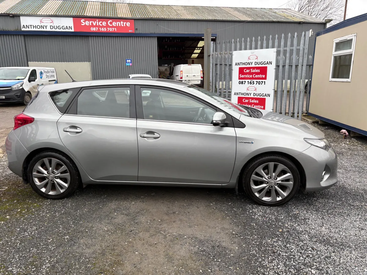 Toyota Auris hybrid - Image 2