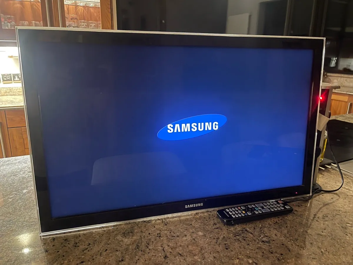 32 Inch Samsung TV With Wall Mount & Remote - Image 1
